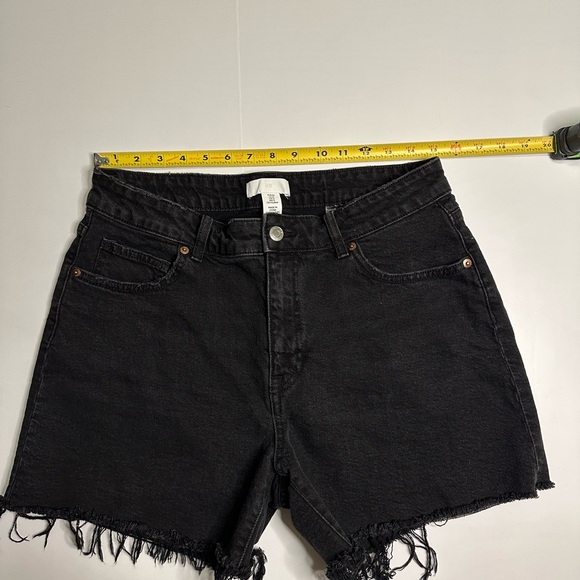 H&M Black Wash Jean Shorts Size 12 High Rise Waist Cut Off Denim Cotton Raw Hem - Picture 4 of 6